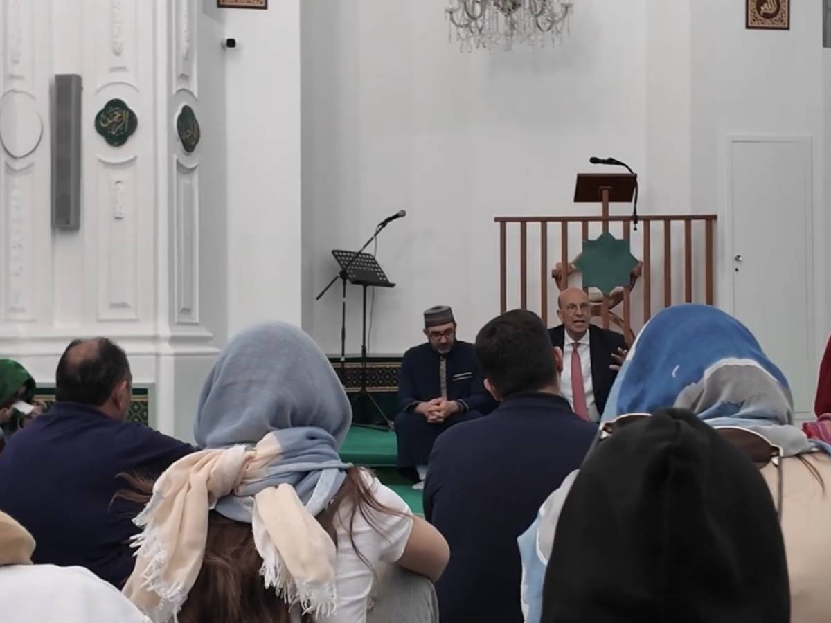 in moschea col velo ancora una scuola in gita nel luogo di culto islamico da Ilgiornale.it in moschea col velo ancora una scuola in gita nel luogo di culto islamico
